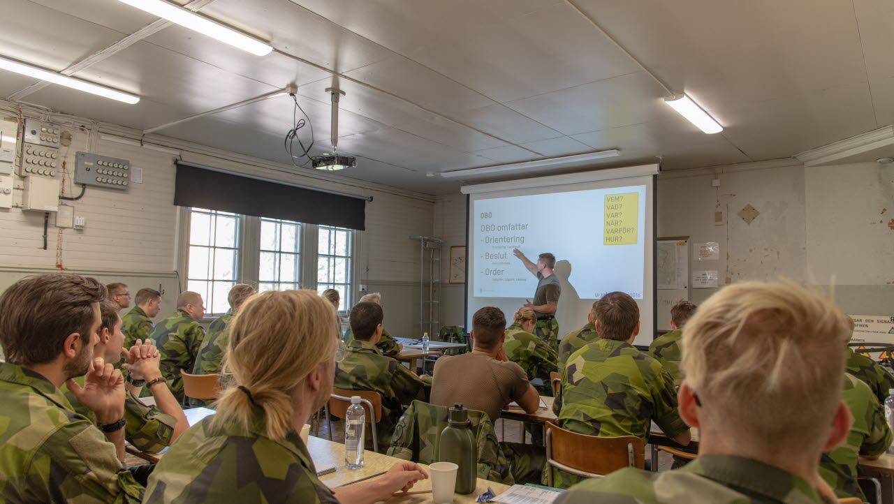 Kurschefen översergeant Erik Hedman går igenom ordergivning för gruppchefer under den förberedande officerskursen vid Luftstridsskolan.