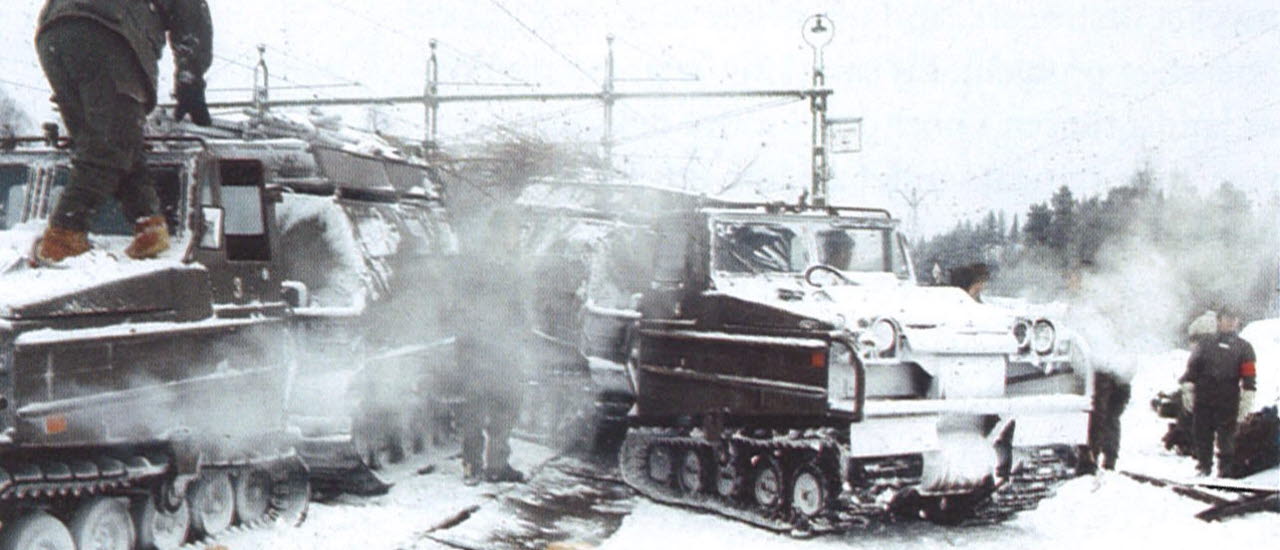 Avlastning av Bandvagn 202 från järnvägsvagn vid Vännäs station 1970. Bilden är en del av forsvarsmakten.se/varhistoria.