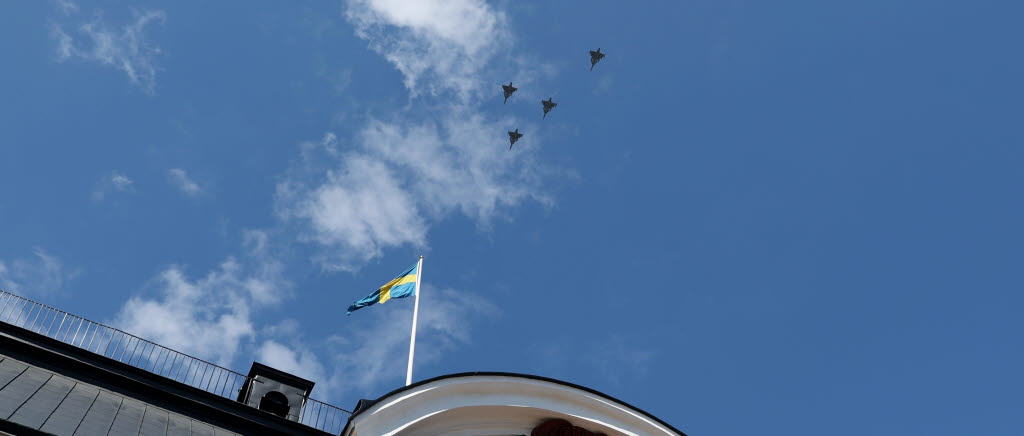 Fyra Jas 39 Gripen flög över ceremonin. 

Framför ett för dagen varmt och soldränkt Karlbergs slott fick den 2 juli 2021 äntligen de nyexaminerade fänrikarna från officersprogrammets 226:e kurs (OP) och särskilda officersutbildningen (Sofu) sin avslutningsceremoni. Den markerar slutet på respektive kurs och början på en karriär som officer i Försvarsmakten.

Militärhögskolan Karlberg och Försvarshögskolan tillsammans ser till att kadetterna är redo för sin karriär i Försvarsmakten, Försvarshögskolan leder utbildningen där kadetterna är inskrivna som högskolestudenter.