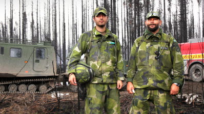 Försvarsmakten/hemvärnet arbetar med eftersläckning av den stora skogsbranden i Sala-traken, Västmanland.