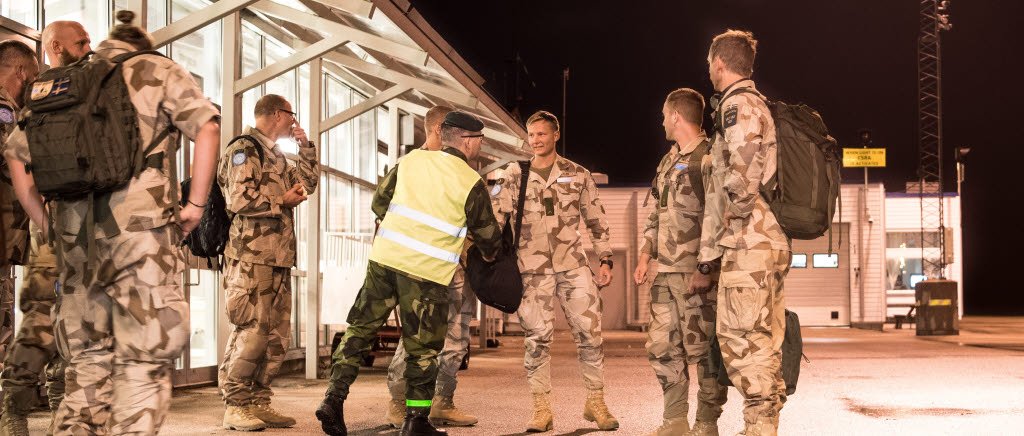Amfibieregementet möter upp personal från MALI 08 på flygplatsen.