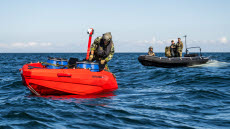 Minröjning på stränder, hantering bomber på fjärrstyrda båtar och autonom minsökning i farleder är något av vad Röjdykardivisionen tränar under den stora marinövningen Northern Coasts 2025 i Tyskland. 