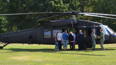 De familjer som drabbats värst av branden i Västmanland fick flyga med i Försvarsmaktens helikopter 16 för att se sina fastigheter från luften så att de bättre ska kunna bearbeta händelsen.