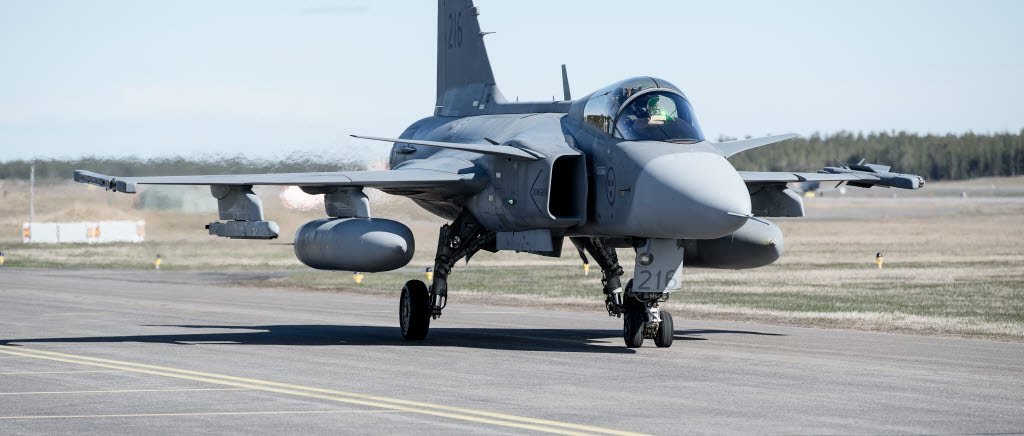 JAS 39 Gripen taxar ut mot start från plattan Kallax under övning ACE 17