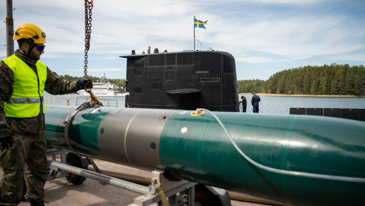 Logistikmomentet genomfördes som en del i övning Narrow Waters - den finska marinens slutövning för värnpliktiga likt Swenex är för svenska värnpliktiga. Samordningen mellan de två övningarna syftar till att utveckla internationell samverkan och interoperabilitet - på riktigt. I övningen deltog 2700 sjömän och soldater från Finland, Sverige, Tyskland och Estland.