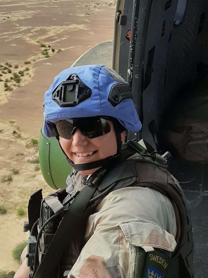 Anna från Livgardet i Mali  i helikopter. 