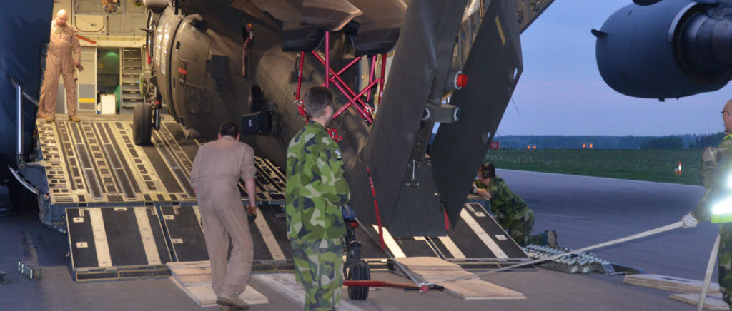 En C 17 rymmer två helikoptar och fyra pallar materiel, och allt står väl surrat under flygturen hem.