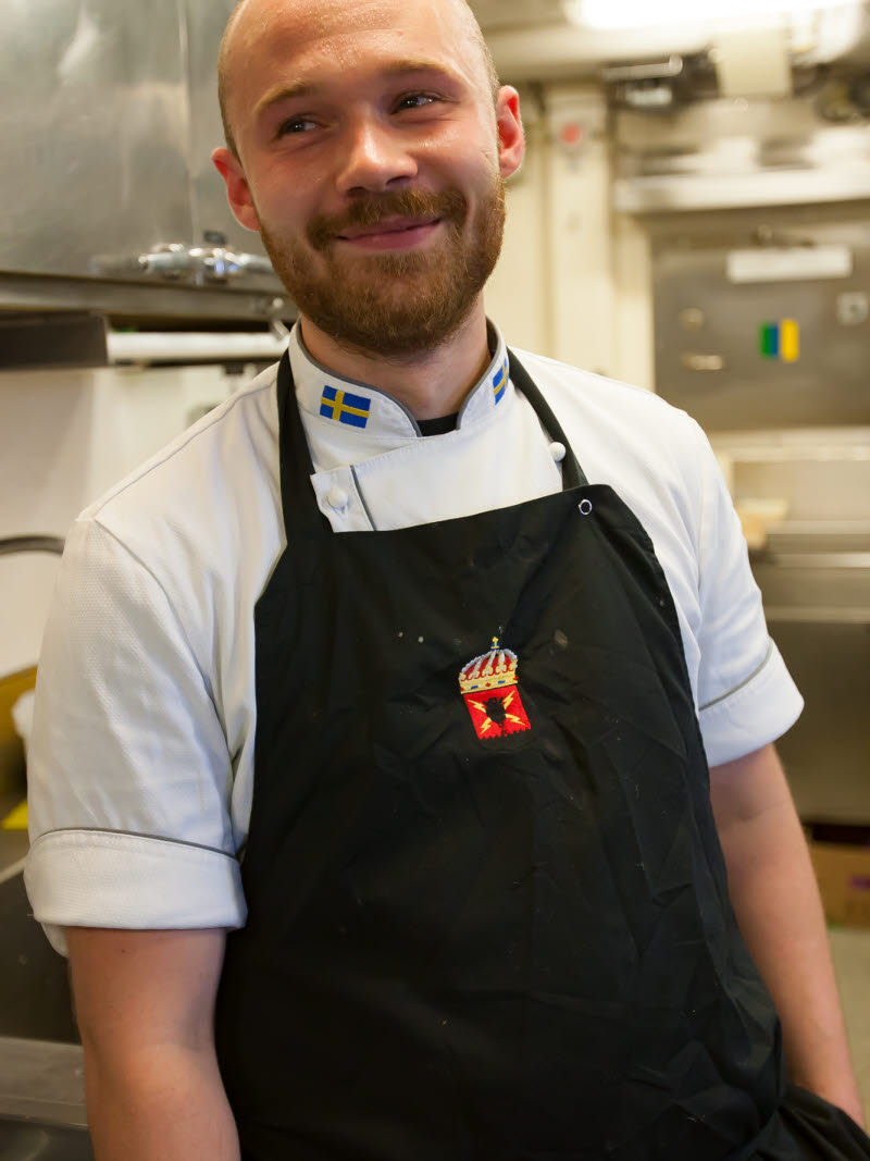 Linus Björkman  är kock på minröjningsfartyget HMS Vinga.