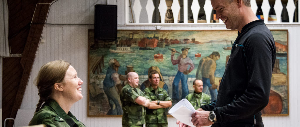 Till vardags består andra amfibiebataljonen av cirka 600 soldater, officerare och specialistofficerare. Under Aurora 17 kommer bataljonen att uppgå till närmare 1 000 personer. Med stöd av lagen om totalförsvarsplikt förstärks bataljonen med viktiga kompetenser.

Gradbeteckningar, namnbricka och förbandstecken. Allt en pliktinkallad soldat behöver.