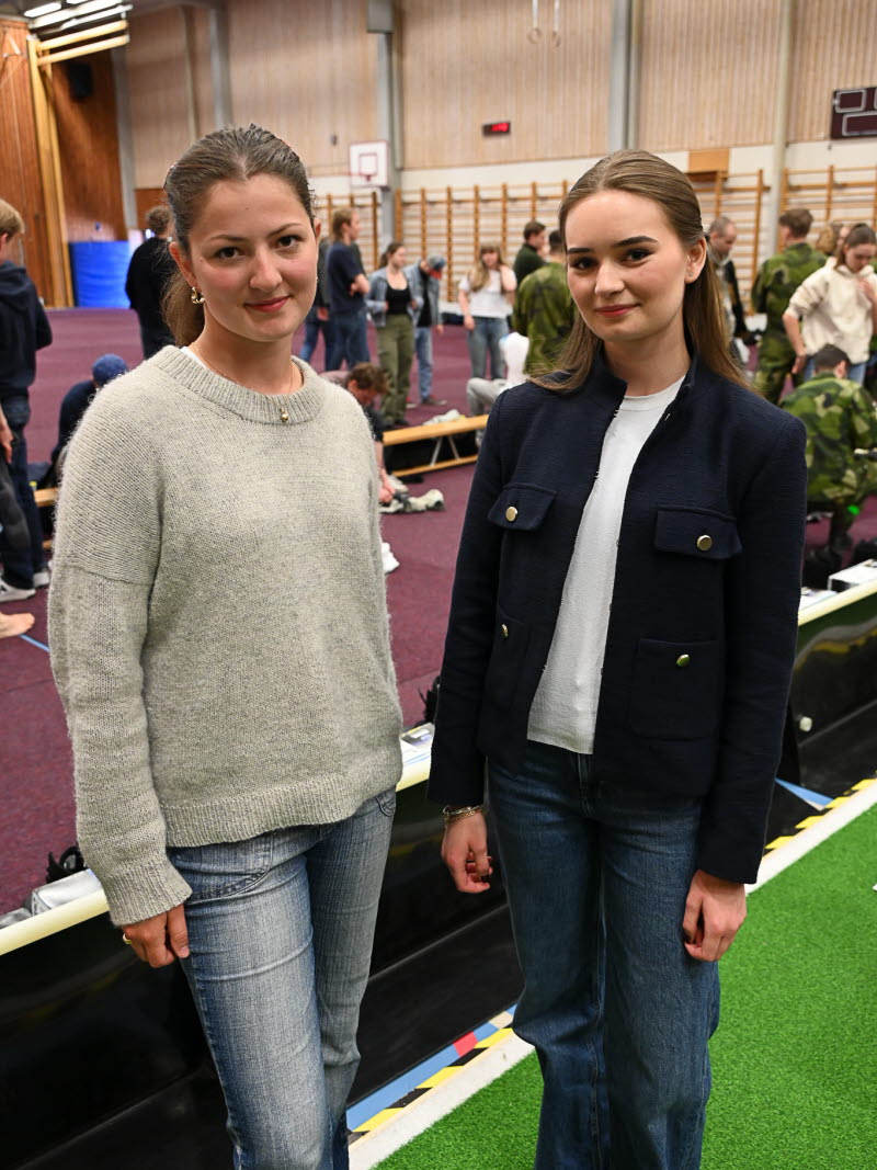 Lovisa till vänster och Mimmi till höger. Mimmi kommer genomföra värnplikten på Försvarsmedicincentrum och Lovisa på Älvsborgs amfibieregemente.