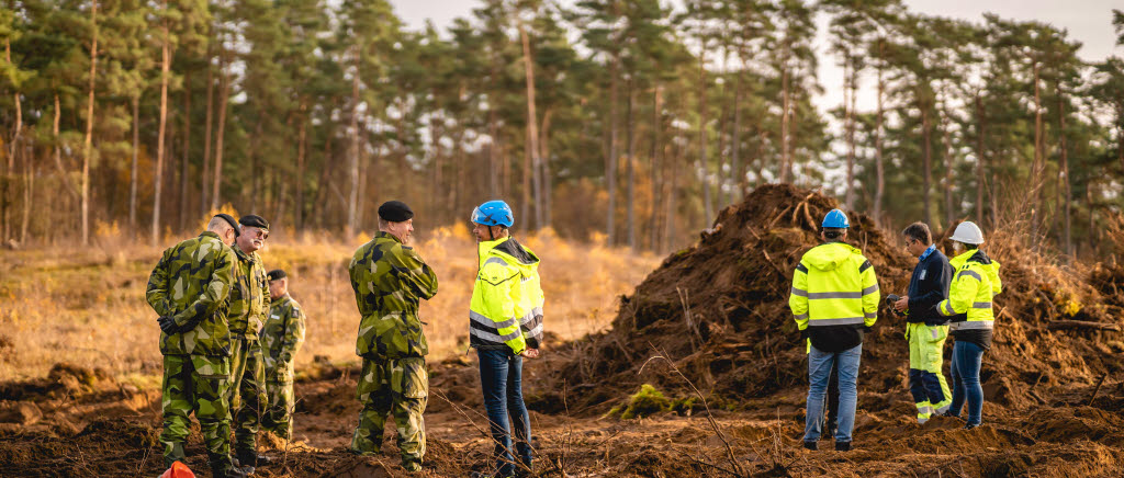 Representanter från Försvarsmakten, Fortifikationsverket och MVB AB fanns på plats när första spadtaget för den nya utbildningshallen togs.