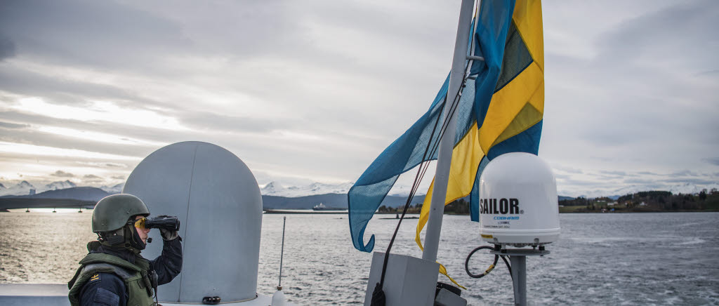 20181101 Norge

Visbykorvetterna HMS Nyköping och HMS Karlstad genomför ytövervakning och skydd av amfibiestyrkor som landstiger under övningen Trident Juncture 2018.

The Visby class corvettes HMS Nykoping and HMS Karlstad conducts sea surveillance and protection of the amphibious landings during Trident Juncture 2018. 

TRJE 18 är en av Natos största övningar och genomförs huvudsakligen i Norge. Totalt deltar ca 50 000 soldater och sjömän, 10 000 fordon, 130 flygplan och 70 fartyg. Sverige deltar med 2500 soldater, åtta Jas Gripen och två fartyg av Visbyklass.