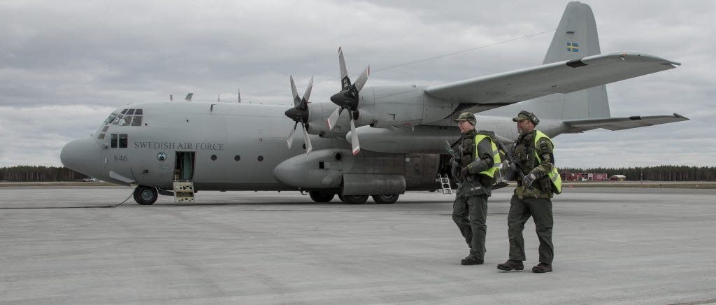 Patrullerande styrkor inne på flygbasområdet.