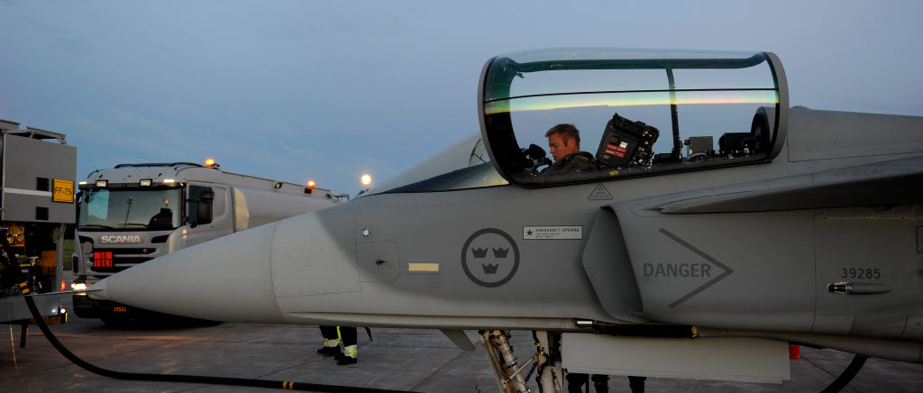 I flygvapenövningen övar luftstridskrafterna (flygvapnet och luftvärnet) förmågan att försvara Sverige. Övningen fokuseras kring luftstridskrafternas ledningsförmåga från taktisk nivå till förbandsnivå och genomförs från och med fredagen den 28 augusti till och med tisdagen den 1 september. Flygplanen klargörs och tankas innan nästa uppdrag. Stridspilot Stefan Kaarle väntar på att få starta.