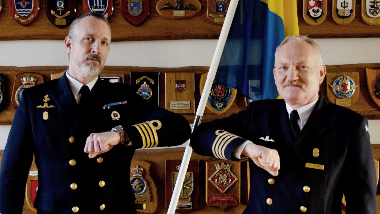Flottiljchef Fredrik Lindén till vänster kvitterar mottagandet av HMS Uppland av Anders Järn vid FMV:s Undervattensavdelning