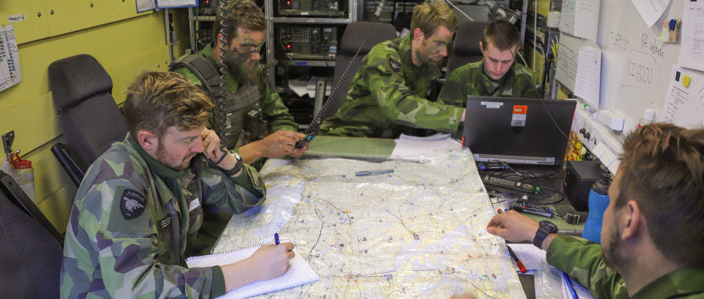 Full fart i stridsledningscentralen på 71:a bataljonen från Södra skånska regementet, P 7.