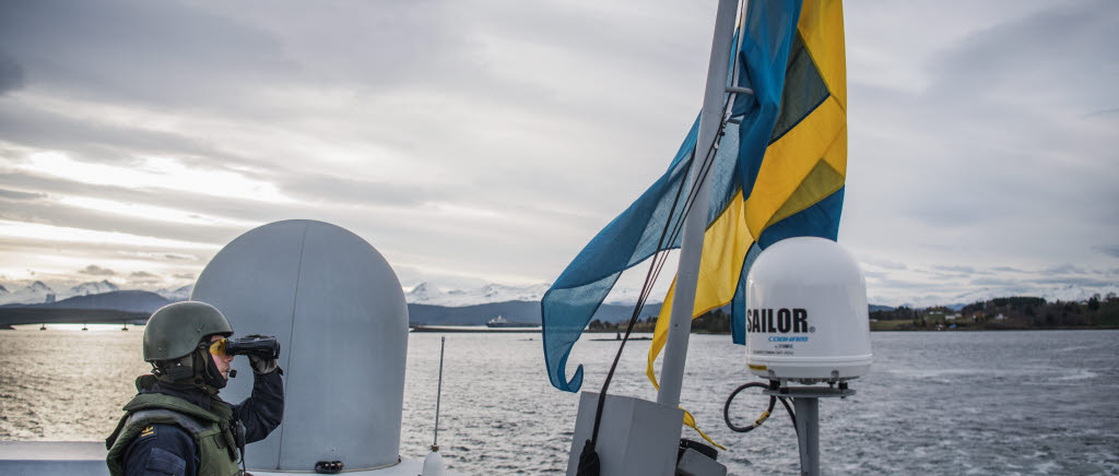 20181101 Norge

Visbykorvetterna HMS Nyköping och HMS Karlstad genomför ytövervakning och skydd av amfibiestyrkor som landstiger under övningen Trident Juncture 2018.

The Visby Corvettes HMS NYKOPING and HMS KARLSTAD conduct sea surveillance and protection of amphibious forces during Trident Juncture 2018. 

TRJE 18 är en av Natos största övningar och genomförs huvudsakligen i Norge. Totalt deltar ca 40 000 soldater, 10 000 fordon, 130 flygplan och 70 fartyg. Sverige deltar med 2500 soldater, åtta Jas Gripen och två fartyg av Visbyklass.