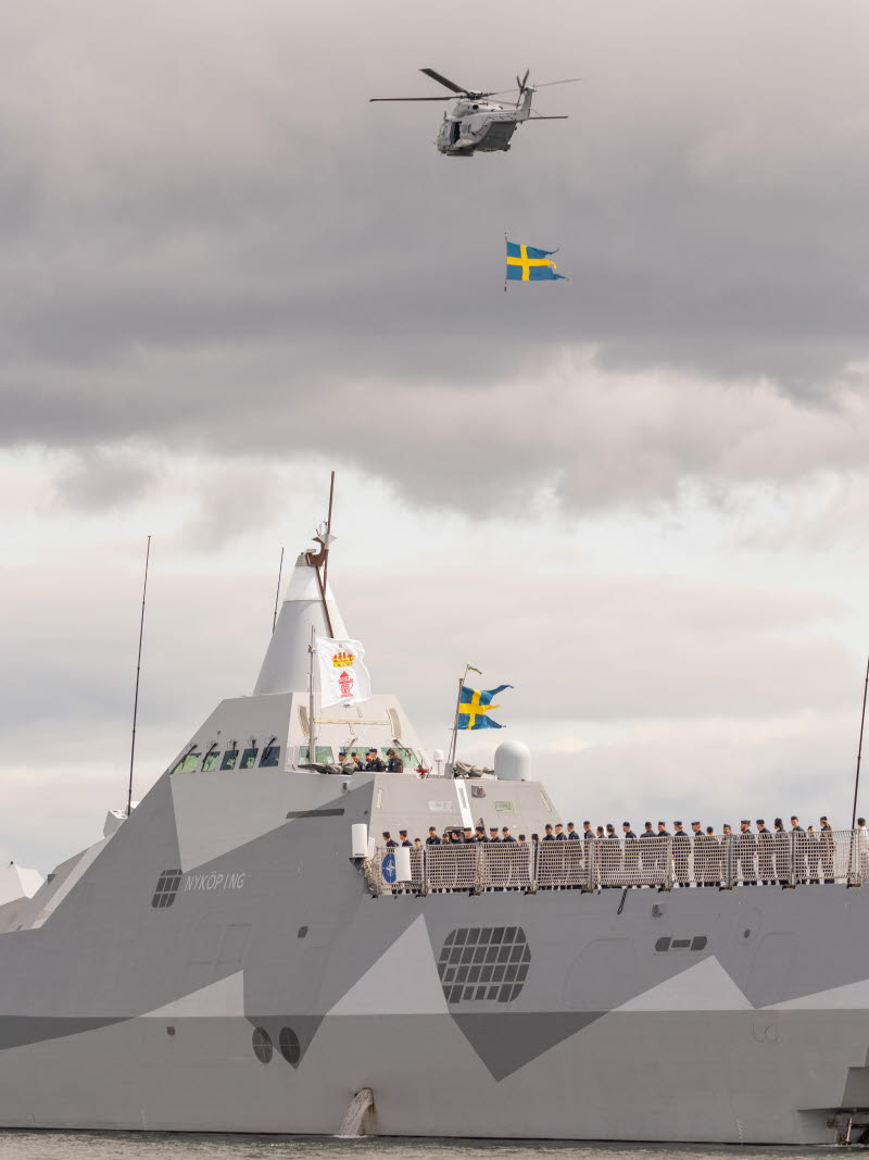 Lite över ett år efter Sveriges inträde som allierade i Nato deltar vi nu med HMS Nyköping under en längre tid i det kollektiva försvaret. Vårt främsta bidrag till styrkan är vår unika förmåga att verka i Östersjöns komplexa miljö. De särskilda vattenförhållandena, den kuperade bottenmiljön och de relativt grunda vattnen gör att vår välutbildade personal och kvalificerade materiel utgör ett värdefullt tillskott till styrkan.   