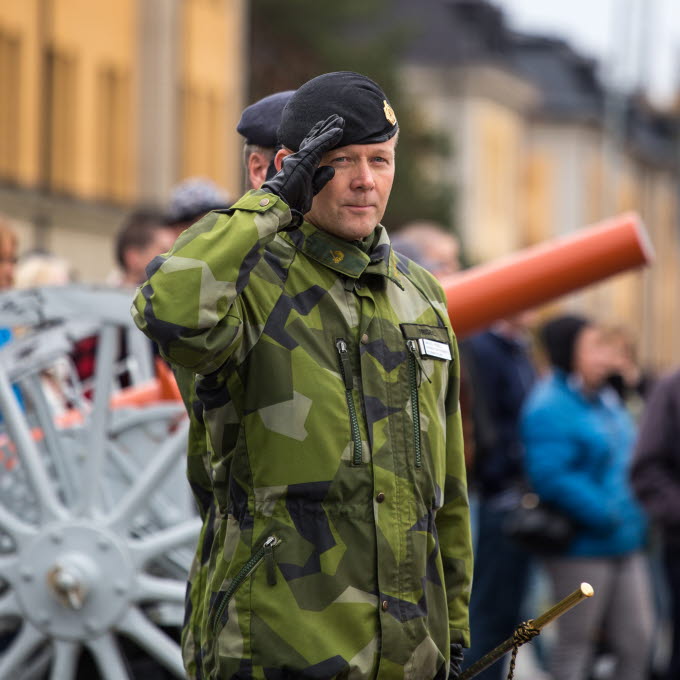 Garnisonschefen Mikael Frisell höll två tal. På morgonen till rekryter, anhöriga och garnisonens personal i samband med soldaterinran och på eftermiddagen till allmänheten innan stridsförevisningen.