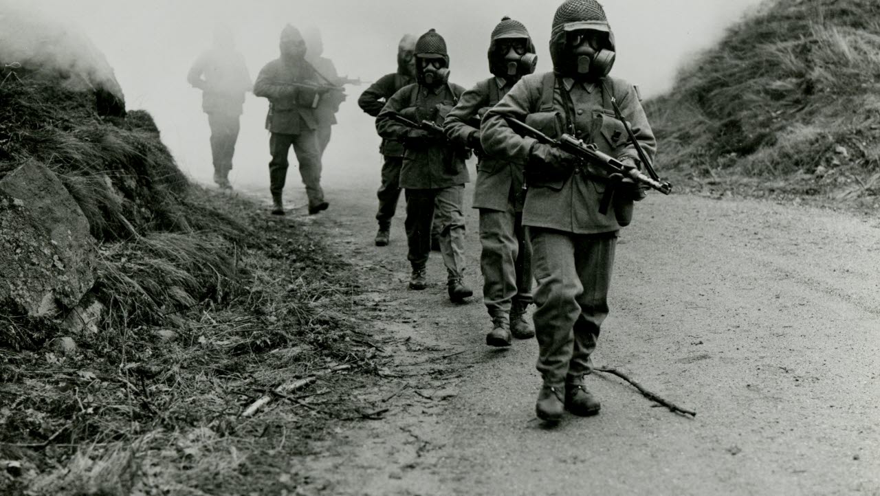 Soldater i full ABC-skyddsutrustning gör övning, 1960-tal. Bilden är en del av forsvarsmakten.se/varhistoria. 