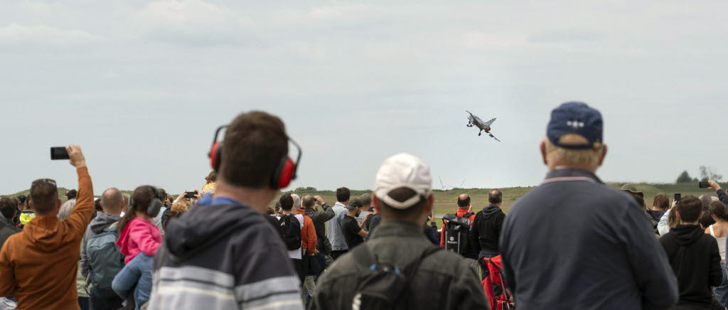 Flygvapnet visar hur Jas 39 Gripen kan flygas på Meeting De l’ Air i Frankrike. 