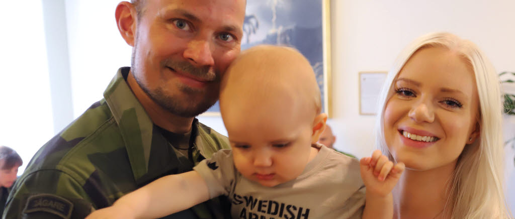 Tomas Vestman var glad att hustru Helen och sonen Aron fanns på plats när han tog examen från Taktisk kurs Armén och befordrades till kapten.