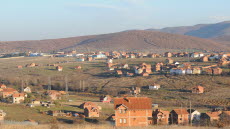 Landskapet kring den svenska campen i Kosovo - Camp Victoria. Byn Ajvalija i förgrunden. Camp Victoria syns uppe till vänster.