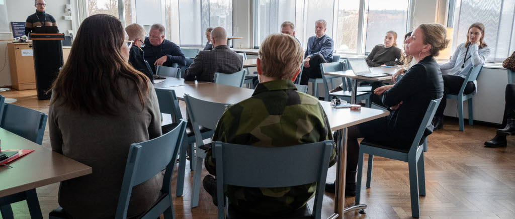 Stabsorientering under ledning av stabschef, Pontus Rotter. Här ges inriktning från operationsledaren Johanna Sandvall.