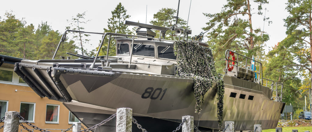 Stridsbåtsmonumentet på berga under invigning. 