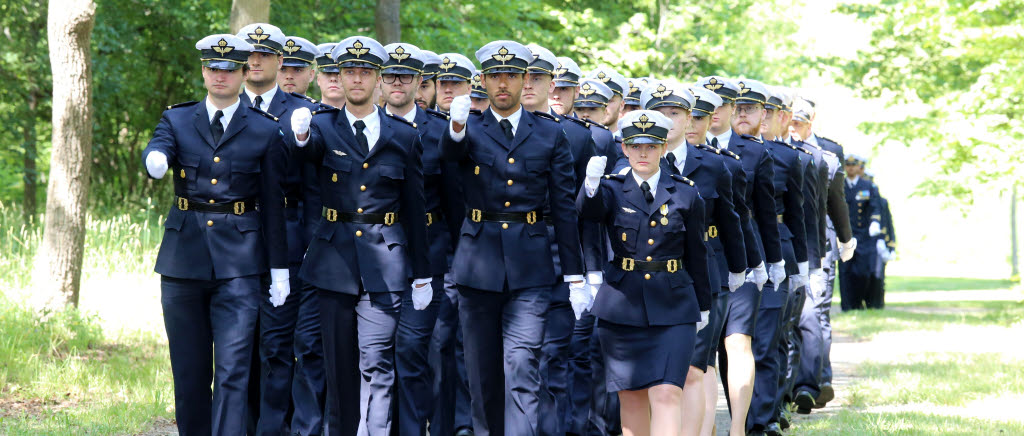 Efter studier på Militärhögskolan Karlberg lämnar nu tre kullar samtidigt skolan för en framtid som officerare i Försvarsmakten. De tre olika programmen som avslutas samtidigt är den 224:e kursen från det treåriga officersprogrammet och två olika kurser på det ettåriga särskilda officersprogrammet . I närvaro av överbefälhavaren, blivande chefer och kollegor, och anhöriga, har kadetterna, nu utnämnda till fänrikar, genomgått en avslutningsceremoni framför slottet.