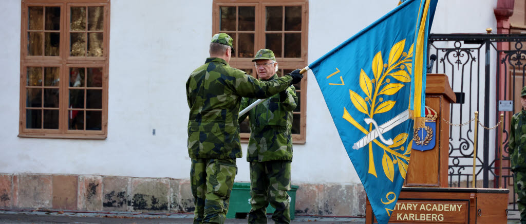 Kungen lämnar över den nya fanan till överstelöjtnant Johan Martinsson, tillförordnad chef för Militärhögskolan Karlberg
