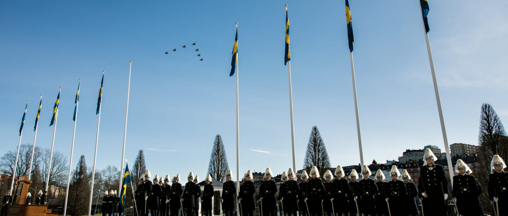 Överflygning av Gripenplan i formation vid flaggstänger