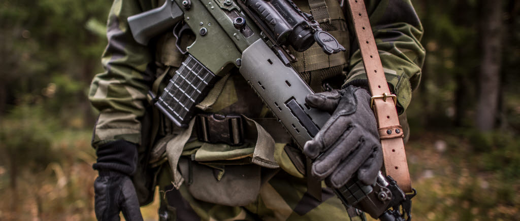 Repititionsutbildning. Närskydd. Soldaterna övar försvarsstrid ute på marma skjutfält. 