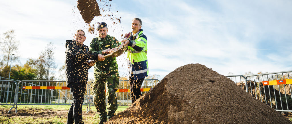 det första spadtaget för den nya utbildningshallen för luftvärnssystem 103/Patriot på luftvärnsregementet Lv 6 i Halmstad. 