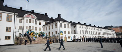 Karlbergs slott Stockholm.

Sverige och försvarsmakten får en ny överbefälhavare. 

Överbefälare Sverker Göranson lämnar över befälet till blivande överbefälhavare Micael Bydén.