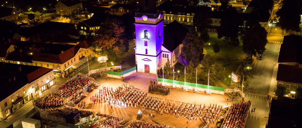 Militärmusiker uppradade på stora torget i Eksjö.