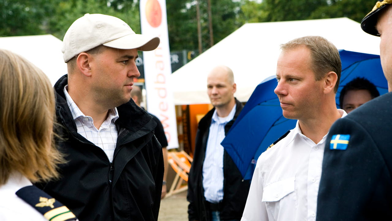 Statsminister Fredrik Reinfeldt besöker Pride 2007.
Här pratar han med Krister Fahlstedt, Ulrika Hansson och Anders Grenstad.