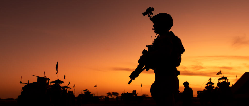 Soldat i solnedgång.