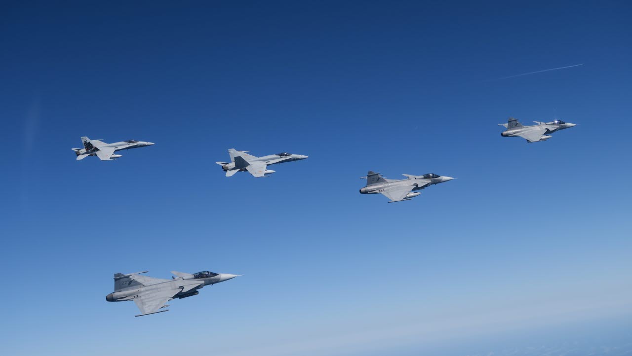 Tillsammans med våra allierade har Sverige med Marinen och Flygvapnet deltagit i Natos övning Neptune Strike i maj 2024, NEST. Syftet med övningen är att använda och integrera förmågor för att försvara alliansen genom olika aktiviteter för att säkerställa egen rörlighet på strategiska platser och att genomföra avskräckande aktiviteter.
 
Gemensam sjömålsstrid
Under övningen har två moment genomförts med våra allierade för att gemensamt bekämpa sjömål. Övningen omfattar såväl sjö- som flygstridskrafter från flera länder och har genomförts såväl i södra Östersjön som parallellt i exempelvis Medelhavet.