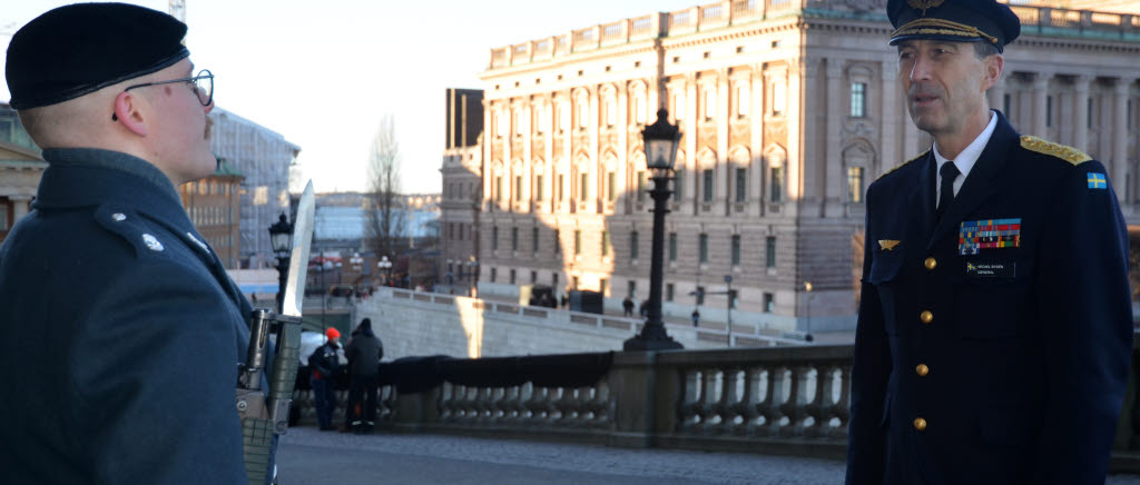 För att visa tacksamhet och respekt för de som var i tjänst under nyårshelgen gjorde ÖB Micael Bydén på nyårsaftonen en kortare rundresa i Stockholmsområdet. 