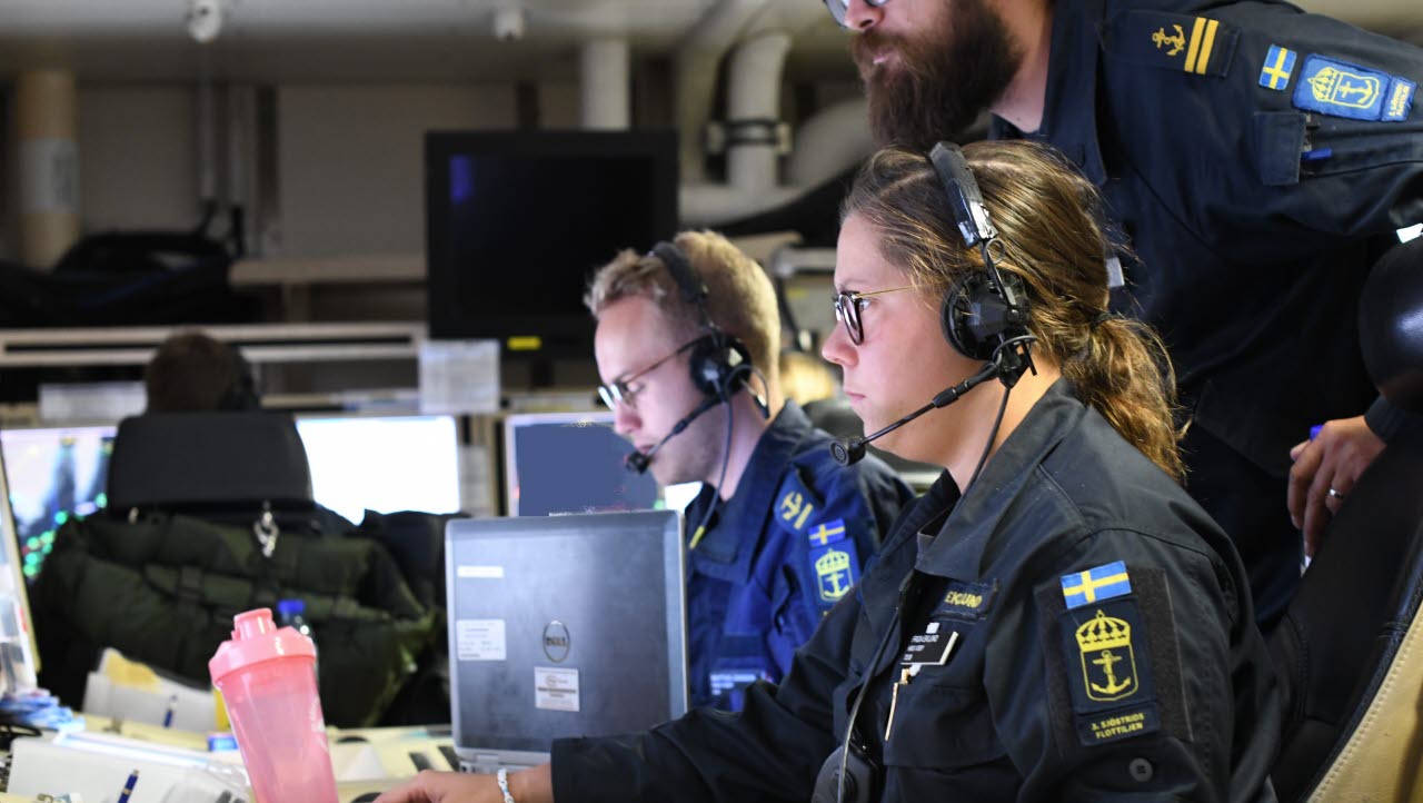 I stridsledningscentralen på HMS Visby sammanställs all information.
