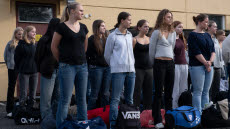 Deltagare ur Marine Weekend, inne på Göteborgs garnison. Här i väntan på att få hämta ut uniform och annan materiel inför helgen. 