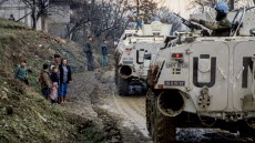 Svenska soldater på patrull i bosnisk by under BA03.