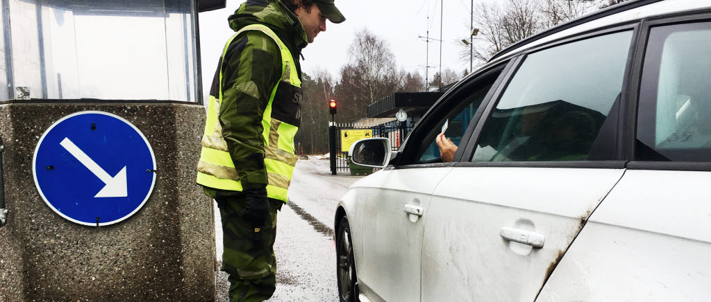 Varje vardagsmorgon står en inpasseringsvakt och kontrollerar behörighet och hälsar godmorgon till arbetande på Livgardet.