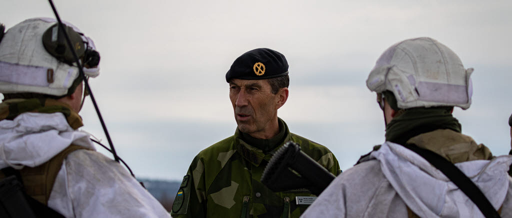 Kalixfors flygbas i Kiruna skyddas och bevakas av 10:e hemvärnsbataljonen under Aurora 23. De tillhör Lapplandsjägargruppen. Hemvärnsoldaterna fick besök av överbefälhavaren Micael Bydén.

