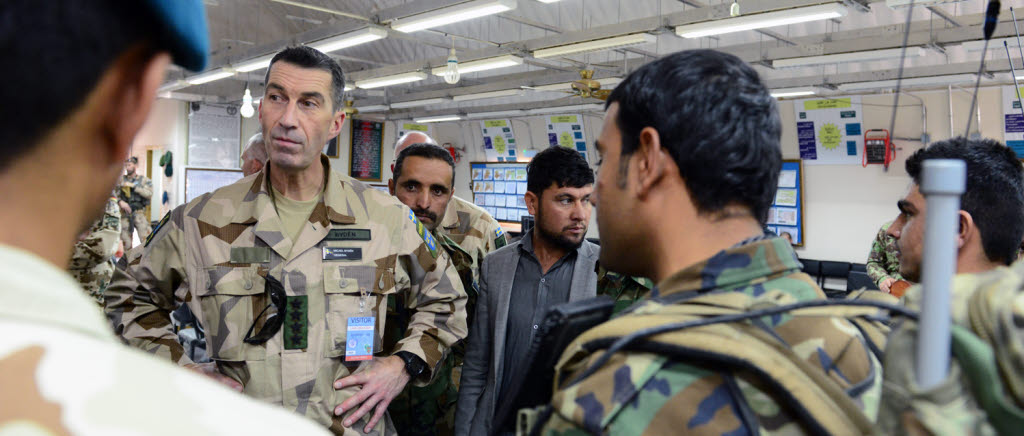 ÖB Micael Bydén i samtal med afghanska underrättelsesoldater på Camp Shaheen i Mazar-e Sharif.