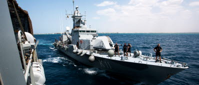 ADENVIKEN 20090824. HMS Stockholm kommer in för att förtöja vid HMS Trossö. Efter mer än en vecka till sjöss lägger sig fartygen för ankars ute på redden utanför Djibouti och vårdar och återställer all materiel och utrustning. Försvarsmakten har erhållit en anvisning angående en marin insats i Somalia (EU NAVFOR OP ATALANTA) av Regeringskansliet (Försvarsdepartementet). Insatsen skall inledas i maj 2009 och vidmakthållas under fyra (4) månader i insatsområdet..Foto: Löjtnant Marcus Olsson/Försvarsmakten