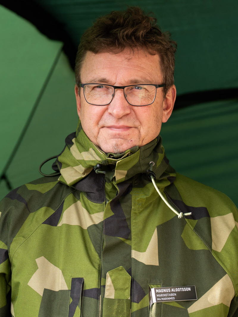I denna kurs ökar vi Marinens förmåga att hantera skadade som samtidigt är påverkade av CBRN-stridsmedel. Kursen ges för legitimerade läkare och sjuksköterskor som tillhör marinens krigsorganisation och syftar till att utveckla den medicinska personalens kunskaper, färdigheter och förmåga att omhänderta skadade i och utanför CBRN-miljö för att öka överlevnaden hos våra sjömän och soldater. Syftet är att de ska lära sig hur man tränar den typen av scenarion så att de i sin tur ska kunna träna sina förband i det