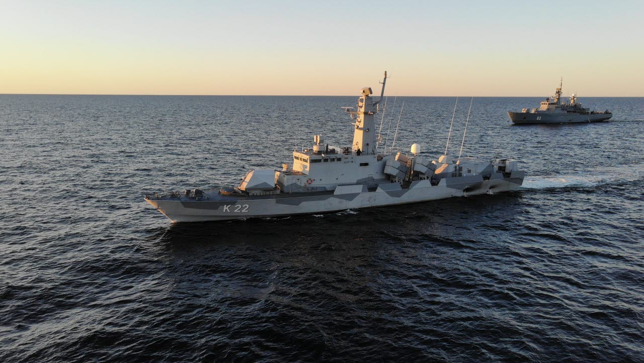 HMS Gävle tillsammans med finska FNS Hämeenmaa.