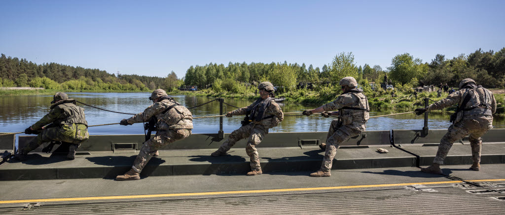 Svenska och amerikanska soldater upprättar gemensamt Däcksbro 300 över floden Narew under övning Defender Europe 22 i Polen.

Övning Defender Europe 2022 är en USA-ledd övning som genomförs på olika platser i Europa. Försvarsmakten deltog med ett reducerat kompani från Ing 2, Göta ingenjörregemente som tillsammans med amerikanska förband byggde två förbindelser över två olika vattendrag i Polen.